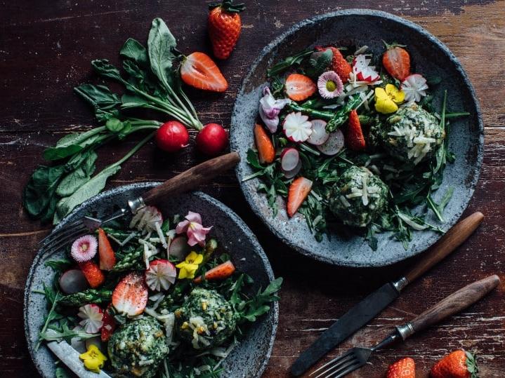Ricotta-Spinat-Knödel mit Frühlingssalat Jetzt gibt’s Frühling auf den Teller: Würzige Ricotta-Spinat-Knödel mit Frühlingssalat aus Spargel, Rucola, Erdbeeren und Parmesan.