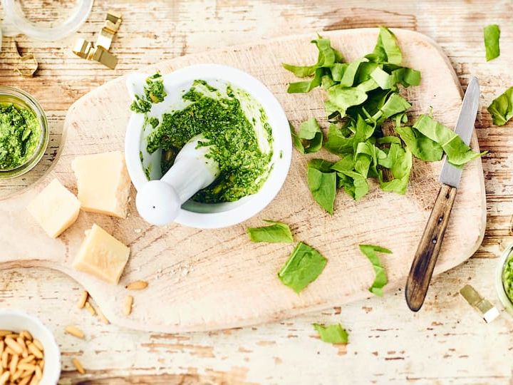 Bärlauchpesto Frische Geschmacksnuancen für den Frühling: Entdecken Sie unser Bärlauchpesto-Rezept und lassen Sie sich den saisonalen Wohlgenuss schmecken!