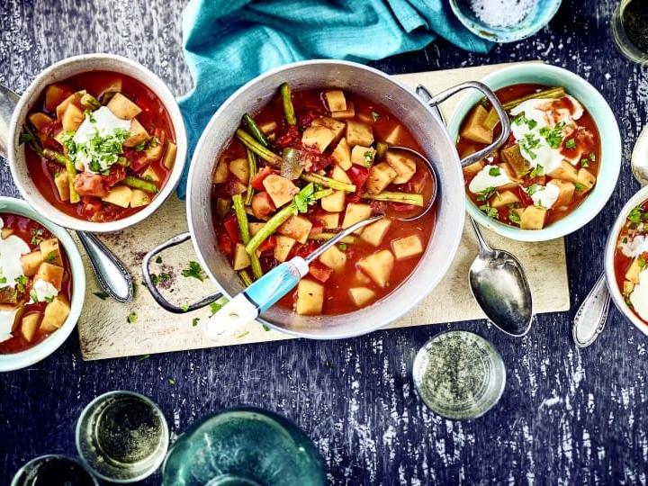 Kartoffelgulasch Wenn Sie Gulasch lieben, aber einmal auf Fleisch verzichten möchten, probieren Sie doch einmal unser Rezept für Kartoffelgulasch mit Prinzessbohnen und Paprika aus!