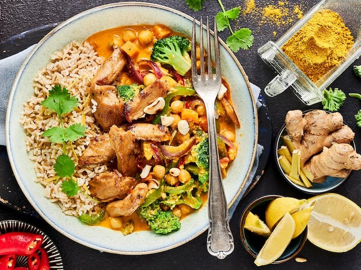 Buntes Curry mit Kichererbsen Genießen Sie unser buntes Curry mit Kichererbsen, veganem Fleischersatz und viel frischem Gemüse und dafür ganz ohne Fleisch.