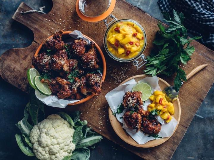 Blumenkohl-Wings mit scharfem Mango-Chutney Die vegetarische Antwort auf klassische Chicken Wings: Selbstgemachte Blumenkohl-Wings mit Barbecue-Soße und dazu feuriges Mango-Chutney