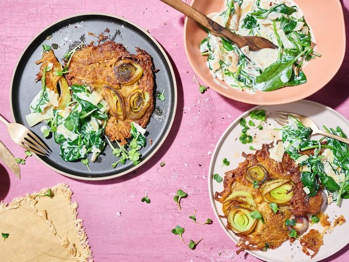 Kartoffel-Lauch-Rösti mit Spinatsalat Kartoffel-Lauch-Rösti mit Spinatsalat