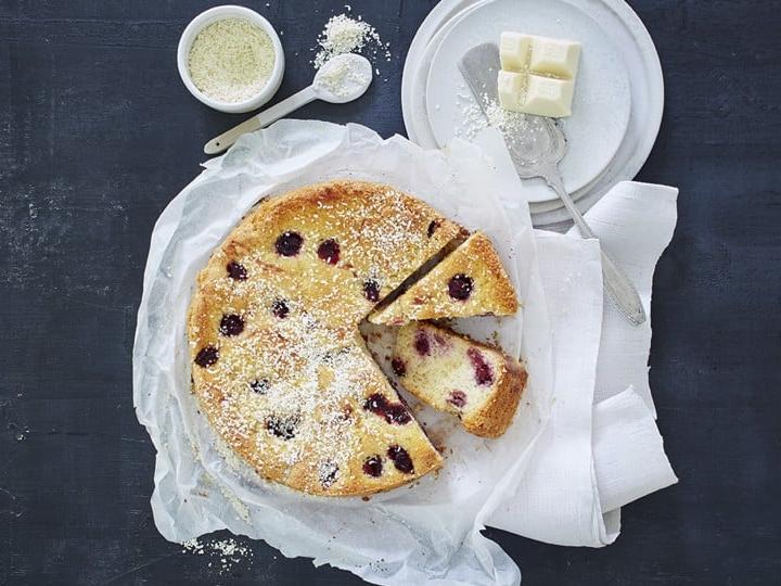 Kirschkuchen mit weißer Schokolade Weiße Schokolade, Mandeln, Limoncello, Biskuitbrösel und süße Kirschen harmonieren wunderbar in dieser sommerlichen Kuchenkreation.