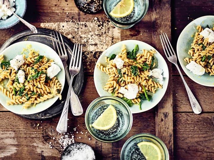 Kichererbsen-Pasta mit Spinat und Ziegenkäse Kaum Zeit zum Kochen und es sollen nicht immer die typischen Nudeln sein? Dann probieren Sie unser Rezept für Kichererbsen-Pasta aus: Dazu Spinat und Ziegenfrischkäse!