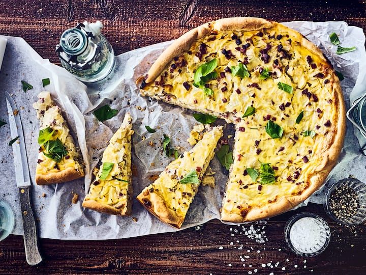 Schwäbischer Zwiebelkuchen Mit Hefeteig, Kümmel und saurer Sahne: Klassischer schwäbischer Zwiebelkuchen frisch aus dem Ofen lässt Ihnen das Wasser im Mund zusammenlaufen.