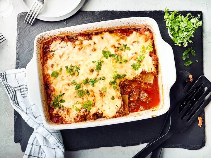 Kohlrabi-Lasagne Selbst eine Lasagne lässt sich mit weniger Kohlenhydraten zubereiten: Ersetzen Sie einfach die Nudelplatten durch dünne Kohlrabischeiben.