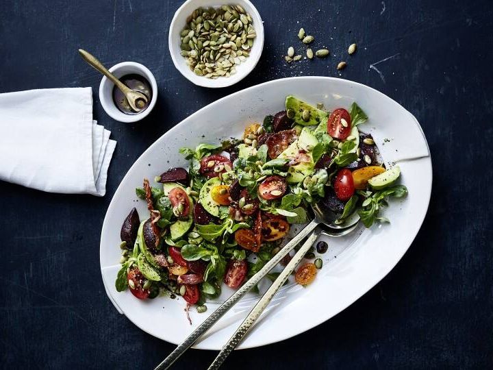 Herrlich frisch & knackig – Unser Feldsalat mit Rote Bete und Speck ist die perfekte Salatbeilage oder Snack. Mit frischem Dressing und Avocado serviert.