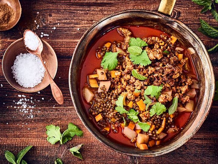 Linseneintopf mit veganem Hack Veganes Hack und schwarze Linsen sind die Hauptbestandteile unseres leckeren veganen Linseintopfs mit Hack, Kartoffeln, Koriander und Minze.