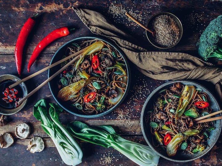 Pak-Choi-Gemüsepfanne Da Pak-Choi nur dezent nach Kohl schmeckt, kann man ihn in vielerlei Gerichten verwenden. Probieren Sie daher einmal unsere Pak-Choi-Gemüsepfanne mit Sobanudeln.