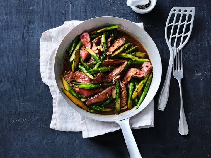 Steakpfanne mit Spargel Nur 5 frische Zutaten, ein paar Kleinigkeiten aus dem Vorrat und ruckzuck haben Sie ein spannendes Gericht fertig: Unser Rezept für eine Steakpfanne mit grünem Spargel, Ingwer und Sojasauce.