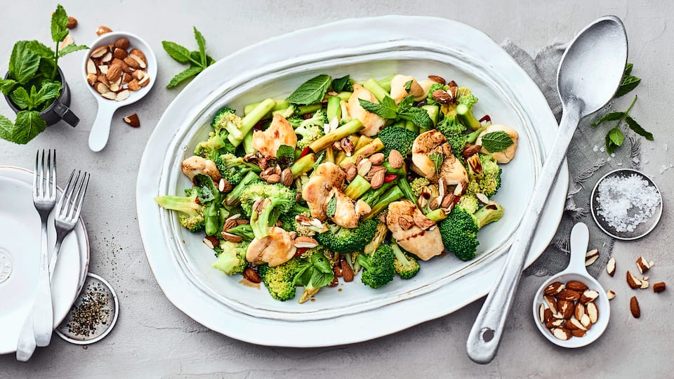 Wenn Sie auf der Suche nach einem frischen und leckeren Abendessen mit wenig Kohlenhydraten sind haben wir hier genau das Richtige: Brokkolisalat mit Hähnchenbrustfilet, Spargel und Mandeln.