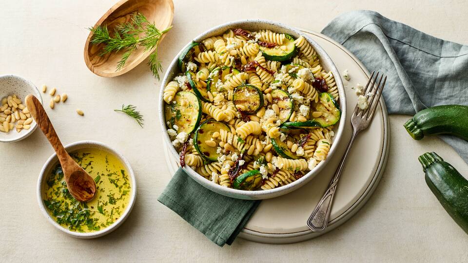Nudelsalat mit Zucchini Nudelsalat mit Zucchini