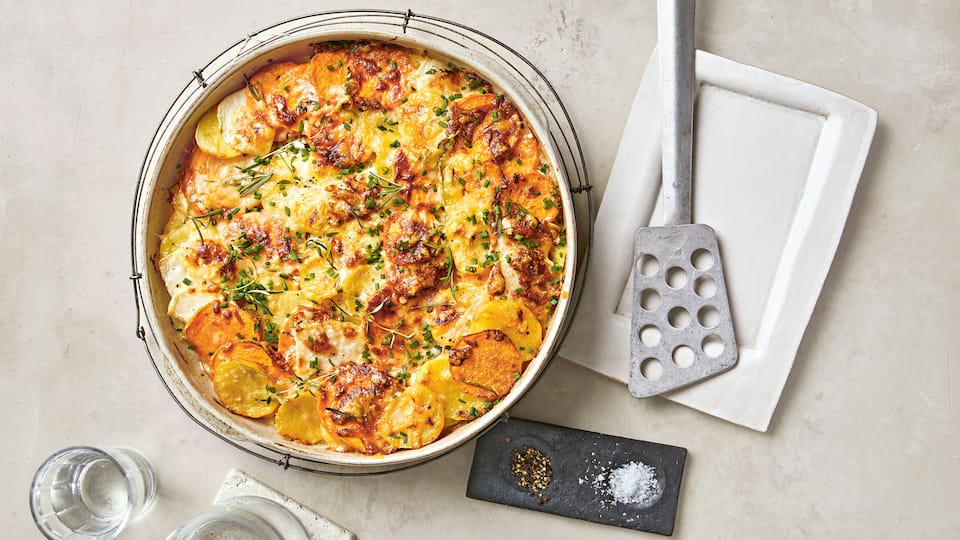 Süßkartoffel-Gratin mit Kohlrabi und Bergkäse Süßkartoffel-Gratin mit Kohlrabi und Bergkäse