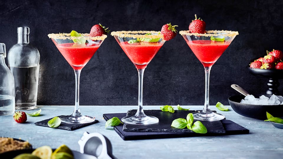 Erdbeer Daiquiri Erfrischend, fruchtig und sommerlich schmeckt unser Rezept für selbstgemachten Erdbeer-Daiquiri. Neben ein paar Zutaten benötigen Sie einfach eins: Ganz viel Eis!