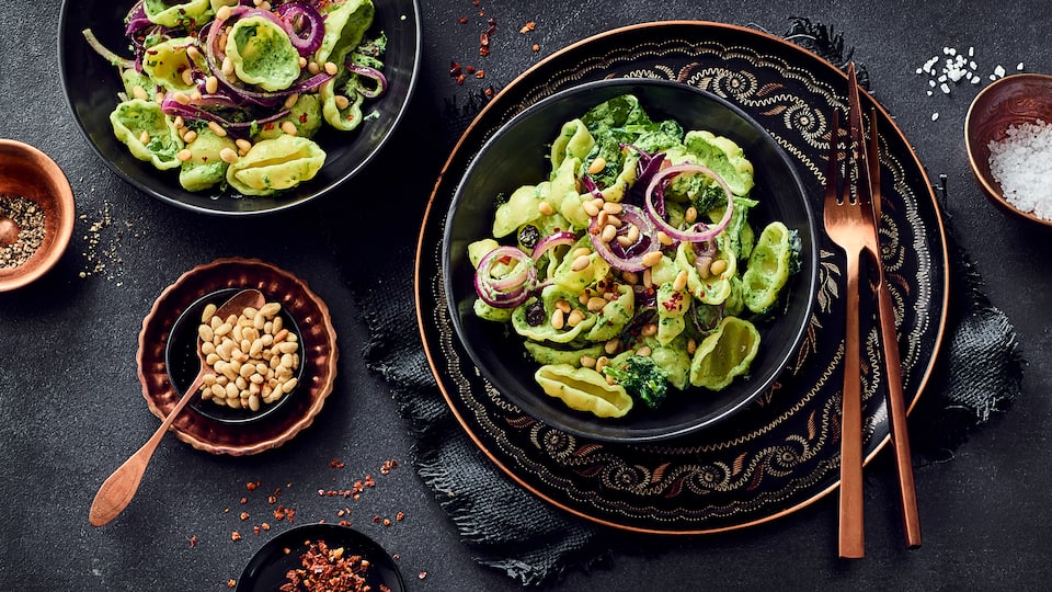Pasta-Gnocchi mit Spinat Ein Hauch Orient auf dem Esstisch: Nudeln mit Joghurt, Spinat, Zwiebeln, Rosinen und Pinienkernen.