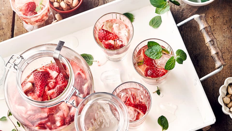 Begrüßen Sie den Mai mit einer spritzigen Erdbeer-Waldmeister-Bowle: Super erfrischend und herrlich prickelnd!