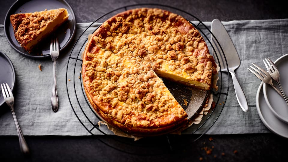 Leckeres Gebäck für Ihre herbstliche Kaffeetafel: Probieren Sie unseren Käsekuchen mit Quark, Haselnuss-Streuseln und frischen Birnen!