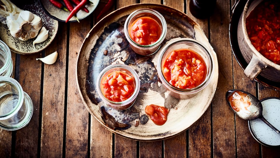 Scharfe Chili-Aprikosensauce Mit der Chili-Sauce nach unserem Rezept wird Gegrilltes erst so richtig lecker – sie schmeckt ebenso gut zu Nachos oder Fondue. Überzeugen Sie sich selbst!