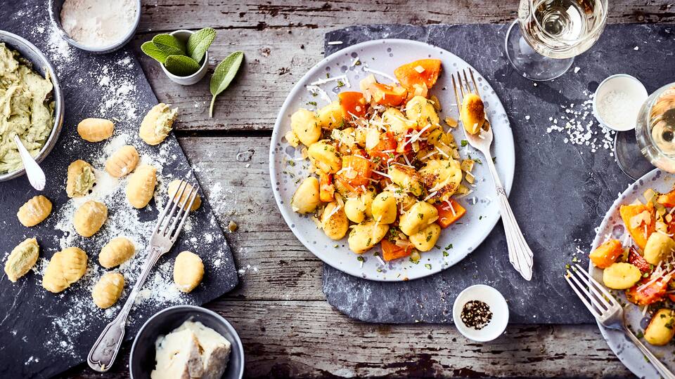 Unser Tipp für ein herbstliches Pastagericht mit Hokkaido: Probieren Sie unsere Gnocchi mit Walnuss-Gorgonzola-Füllung an Kürbis-Salbei-Gemüse und Parmesan – pikant und lecker!