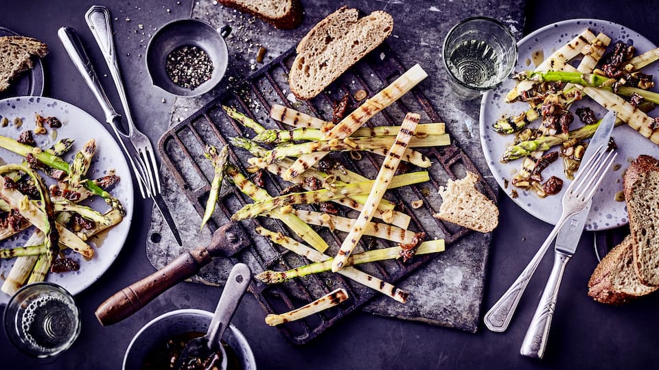 Gegrillter Spargel Unser Tipp für ein veganes Sommergericht: Probieren Sie unseren gegrillten weißen und grünen Spargel in einer würzigen Marinade aus getrockneten Tomaten, Frühlingszwiebeln, Estragon und Weißwein!