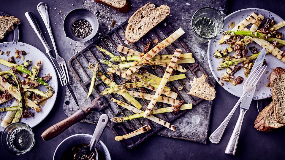 Unser Tipp für ein veganes Sommergericht: Probieren Sie unseren gegrillten weißen und grünen Spargel in einer würzigen Marinade aus getrockneten Tomaten, Frühlingszwiebeln, Estragon und Weißwein!