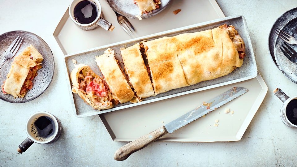 Unser Tipp für ein Gebäck passend zur sommerlichen Kaffeetafel: Probieren Sie unseren feinen Butter-Strudel mit einer Füllung aus frischem Rhabarber und Paniermehl!