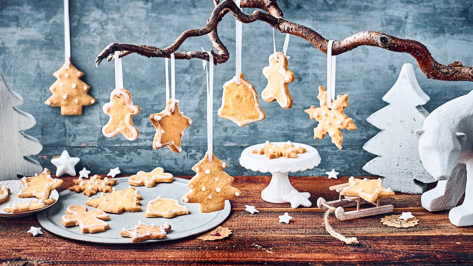 Weihnachtliche Kekse Mit unseren knusprigen Weihnachtskeksen versüßen Sie die Adventszeit. In Zellophantütchen verpackt, sind die Plätzchen auch ein dekoratives Geschenk!