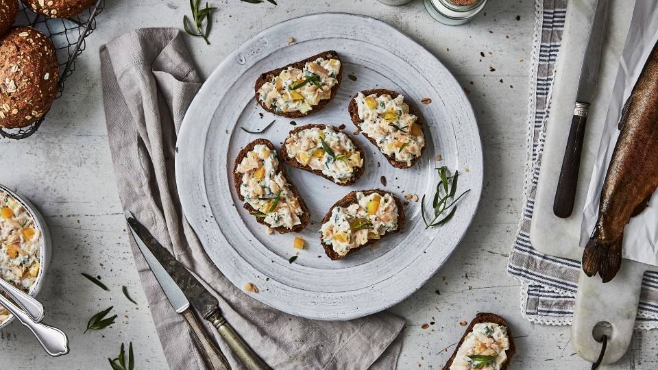 Lust auf eine Zwischenmahlzeit mit Fisch? Dann probieren Sie unsere schnellen Snackhäppchen mit Paprika, Joghurt und Forelle auf Vollkornbrötchen mit Sonnenblumenkernen – fertig in 20 Minuten!