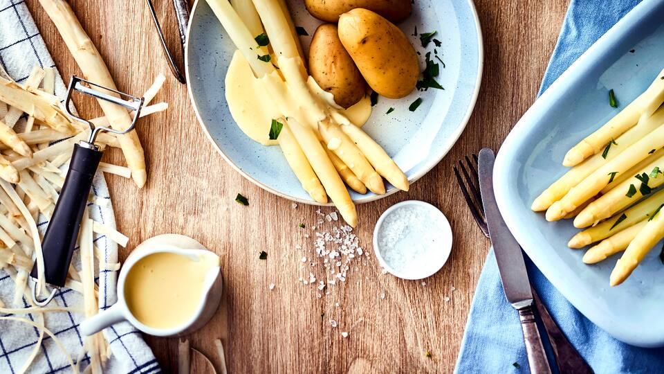 Dieses klassische Sommergericht können Sie mit unserem Rezept ganz leicht selbst kochen: Probieren Sie unseren Spargel à la Hollandaise mit Butter, Zucker, Eigelb, Mineralwasser und Zitronensaft – fertig in 35 Minuten!