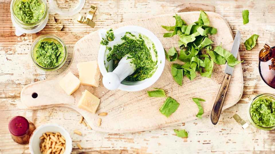 Frische Geschmacksnuancen für den Frühling: Entdecken Sie unser Bärlauchpesto-Rezept und lassen Sie sich den saisonalen Wohlgenuss schmecken!