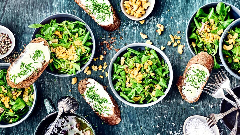 Ob als Beilage zu einem warmen Hauptgericht oder mit frischem Baguette als vollwertige Mahlzeit – probieren Sie unseren Feldsalat mit Cashewkernen!