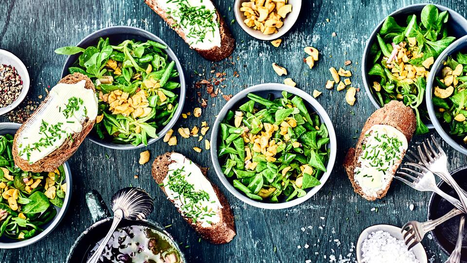 Feldsalat mit Cashewkernen Ob als Beilage zu einem warmen Hauptgericht oder mit frischem Baguette als vollwertige Mahlzeit – probieren Sie unseren Feldsalat mit Cashewkernen!