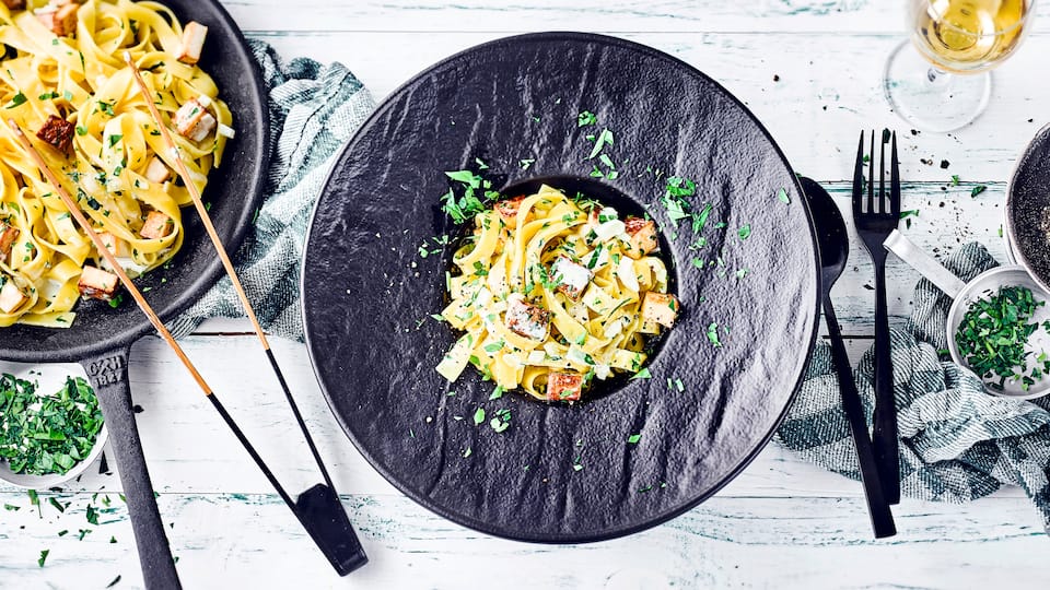 Vegane Pasta Carbonara Unser leckeres Rezept kommt völlig ohne tierische Zutaten aus und schmeckt super lecker: Vegane Pasta Carbonara mit Räuchertofu und frischer Petersilie.