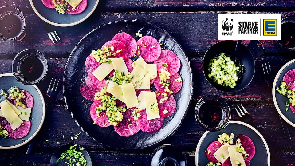 Rettich-Carpaccio Ob als Vorspeise oder kleiner Snack für Zwischendurch, das rote Rettich-Carpaccio ist nicht nur schön anzusehen. Mit Gouda und einer Gurken- Vinaigrette wird das vegetarische Carpaccio zu einer schönen Kombination, die nach Sommer schmeckt.