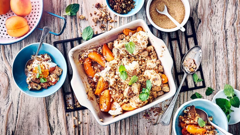 Zum Dahinschmelzen: Ricotta-Dessert mit Aprikosen, zerbröselten Cantuccini und Haselnüssen. 