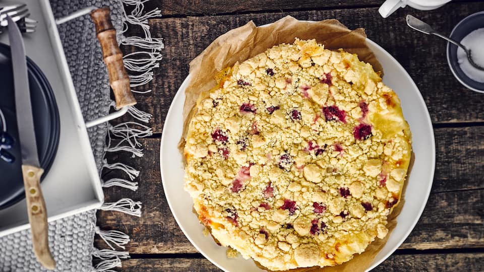 Stachelbeeren sind im Spätsommer reif und eignen sich hervorragend für dieses Sommergebäck: Probieren Sie unser Rezept für Streusel-Kuchen mit diesem säuerlichen Obst einmal aus - in nur 20 Minuten zubereitet!