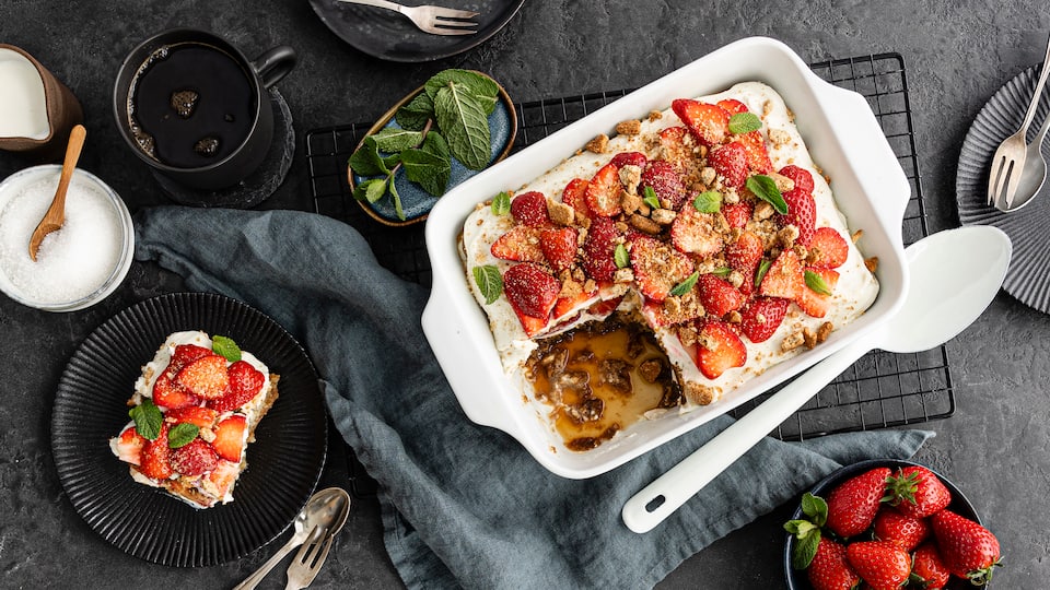 Tiramisu mit Erdbeeren Tiramisu kennt man zum Glück nicht nur in Italien! Unser frisches Tiramisu mit Erdbeeren ist schön fruchtig und eignet sich sowohl als festliches Dessert als auch zum Kaffee – einfach ausprobieren!