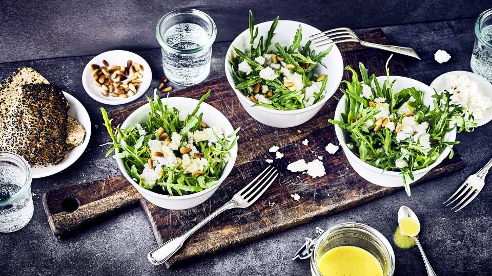 Bereiten Sie einen leckeren Rucola-Salat mit Senfsoße in nur 17 Minuten mit unserem Rezept zu. Geröstete Pinienkerne und Feta sorgen für eine Extra-Würze.