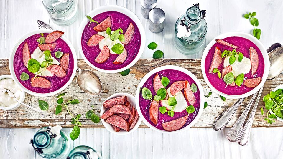 Rotkrautsuppe mit Frischkäse Nicht nur farblich ein Highligt: Unsere Rotkrautsuppe mit Maronen, etwas Holunderbeerengetränk, Frischkäse und Cabanossi. Sehr lecker und dazu ganz schnell zubereitet!