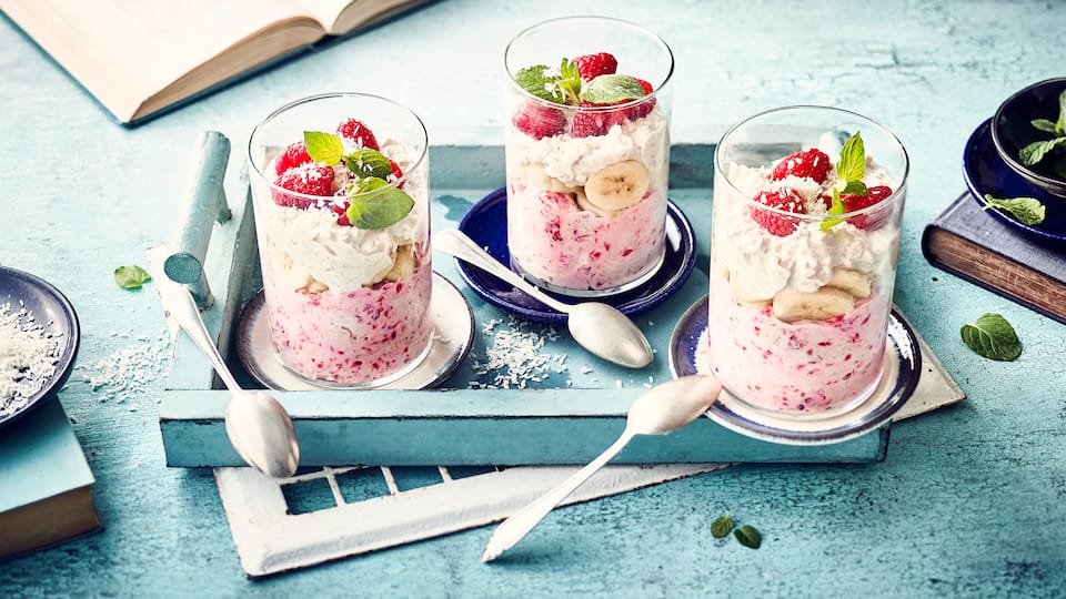 Power-Frühstück Mit unserem veganen Power-Frühstück aus cremigem Soja-Joghurt, Soja-Reisdrink, Haferflocken und frischen Früchten starten Sie mit einer Extraportion Energie in den Tag!
