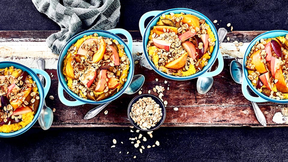 Pflaumen-Kaki-Crumble Leckeres Dessert zur Herbstzeit: Probieren Sie unser Crumble mit Pflaumen, Kakis und einem knusprigen Topping aus Apfel-Zimt-Müsli – warm aus dem Backofen!