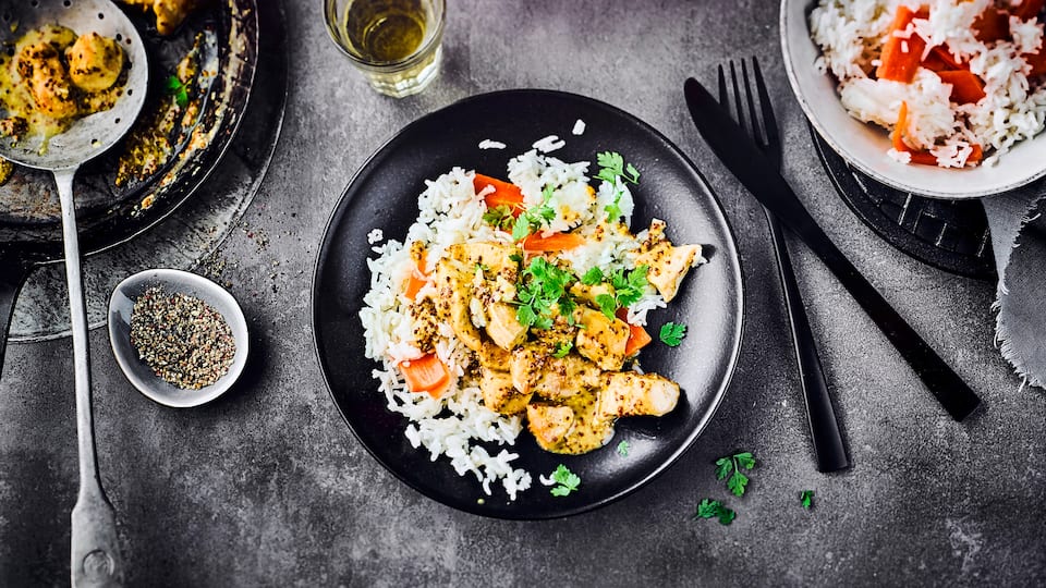 Honig-Senf-Pute auf Reis Gebratenes Putenfleisch mit einer selbstgemachten Sauce aus körnigem Senf und Honig, dazu Reis mit Karotten. Ganz einfach und schnell zubereitet!