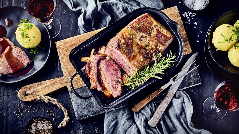 Rotweinschmorbraten Köstlicher Rinderbraten eingelegt in Rotwein und Gewürzen und anschließend langsam geschmort. Ideal für Gäste oder zu besonderen Festtagen.