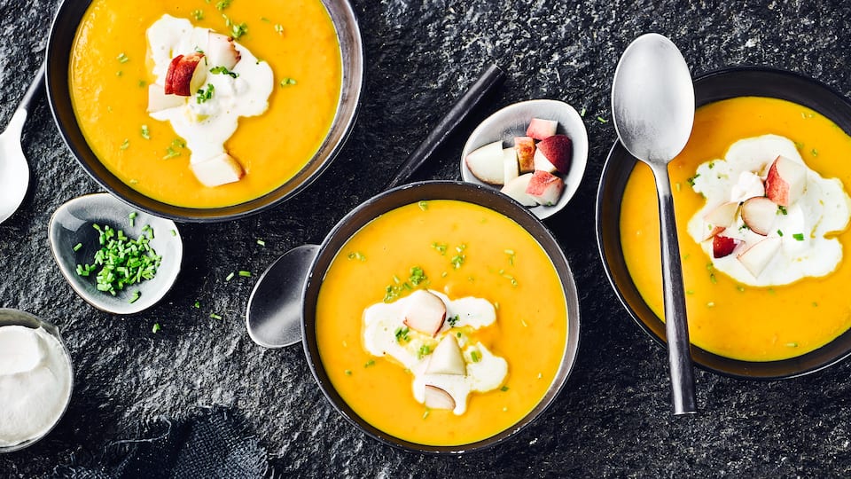 Köstliche Suppe aus Hokkaido-Kürbis und weißen Weinberg-Pfirsichen. Ingwer gibt der Suppe eine ganz bestimmte Würze, probieren Sie es!