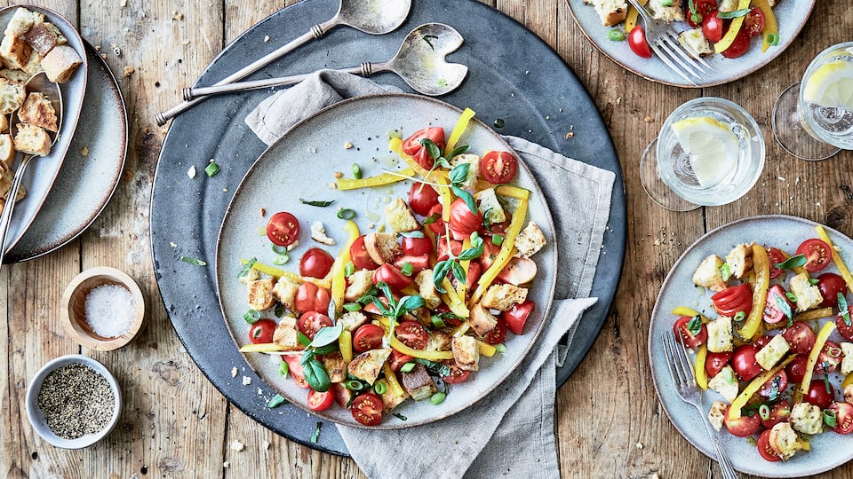 Leichtes Gericht für Ungeduldige: Probieren Sie unseren Salat aus Tomaten, Paprika, Zwiebeln und Ciabatta-Brot – in nur 5 Minuten auf dem Tisch!