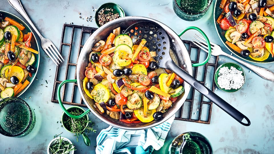 Schmeckt wie im Urlaub: Probieren Sie doch einmal unser mediterranes Pfannengemüse mit viel frischem Gemüse in der Pfanne gebraten, mit Oliven und Feta.