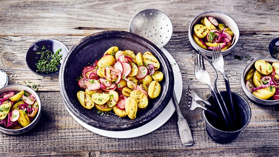 Warmer Kartoffelsalat mit Drillingen, frischen Kräutern und Radieschen vom Grill. Eine schöne Beilage zum Fleisch.