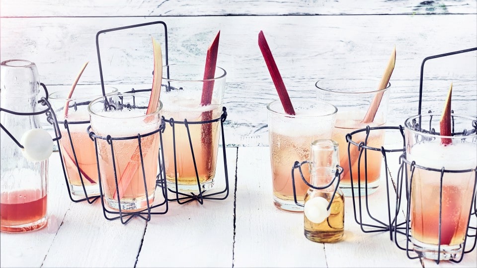 Rhabarber-Holunder-Spritz Spritzig saurer Rhabarber, gepaart mit Holundersirup und Prosecco ist einfach ein köstlich, erfrischender Sommer-Cocktail, der witzig aussieht. Auf der nächsten Party darf der Rhabarber-Holunder-Spritz nicht fehlen.