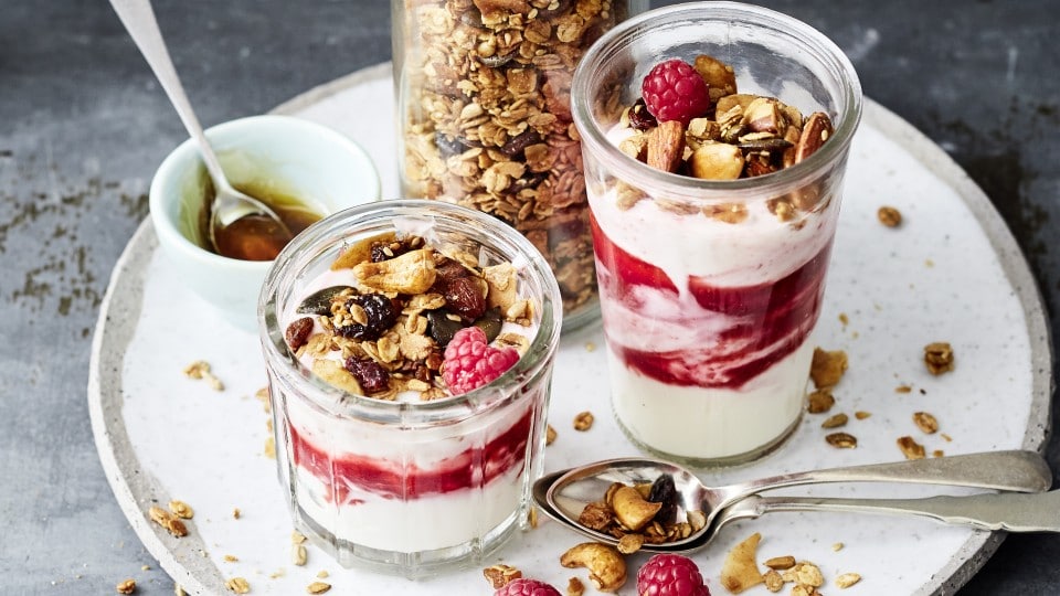 Knusper-Granola mit Trockenfrüchten Knusprige Granola-Müslimischung mit Trockenfrüchten und Kokoschips. Passt perfekt zu Joghurt, Smoothie-Bowls oder kann einfach mit Milch aufgegossen werden. Der perfekte Start in den Tag!