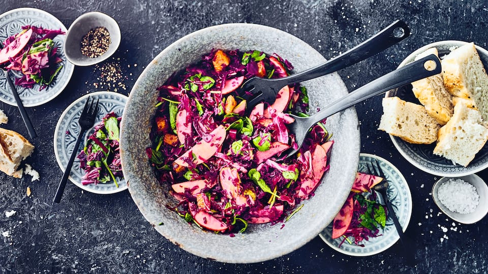 Ein bunter Salat mit süß-säuerlichen Äpfeln, aromatischem Rotkohl und frischer Orange schmeckt zum Grillen, zum Mittag- oder Abendessen oder als Beilage. Probieren Sie es aus!